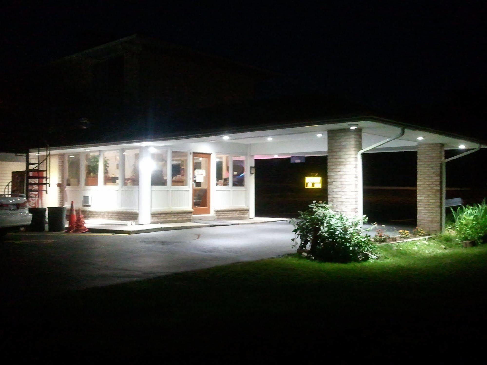 Budget Inn Fairport Exteriér fotografie